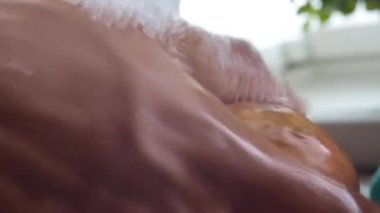 Mutfakta sebze hazırlayan kişinin makro videosu.