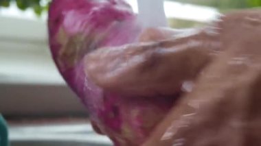 Mutfakta sebze hazırlayan kişinin makro videosu.