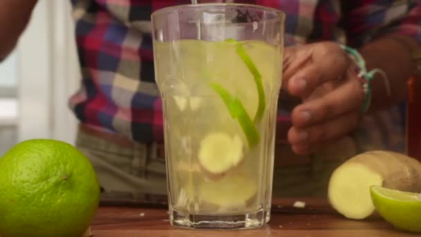 Vue Basse Personne Faisant Thé Citron Gingembre Maison — Video