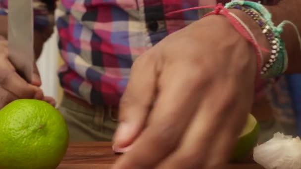 Низкий Вид Человека Который Делает Имбирный Лимонный Чай Дома — стоковое видео