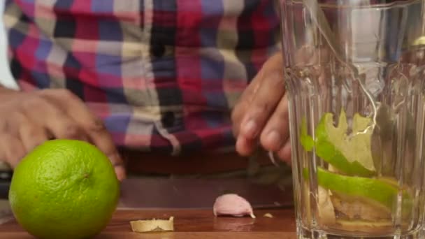 自宅で生姜レモンティーを作る人の低ビュー — ストック動画