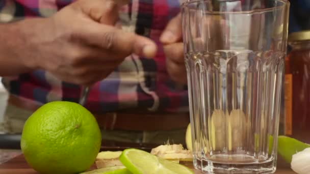 Низкий Вид Человека Который Делает Имбирный Лимонный Чай Дома — стоковое видео