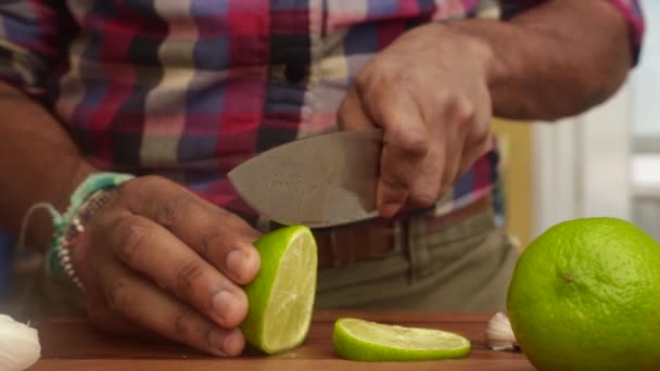 Vista Baja Persona Que Hace Limón Jengibre Casa — Vídeo de stock