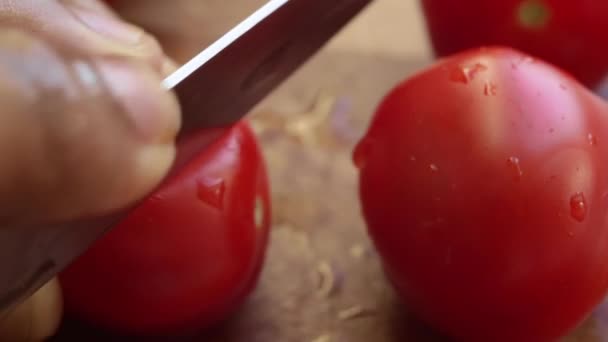 Makro Nahaufnahme Von Ungekochten Roten Kirschtomaten — Stockvideo