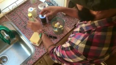 Kurşun geçirmez kahve yapan adamın en iyi görüntüsü.