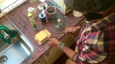 Kurşun geçirmez kahve yapan kişinin üst görüntüsü.