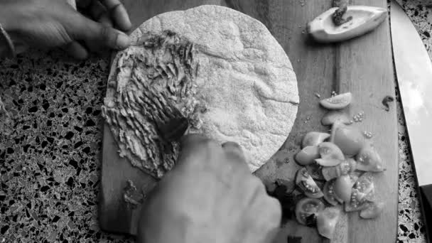 Noir Top View Persoon Het Maken Van Een Mexicaanse Taco — Stockvideo