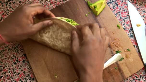 昼食時にメキシコのタコを作る人のトップビュー — ストック動画