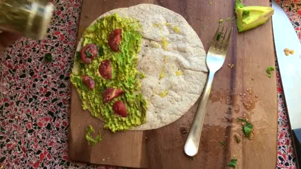 Bovenaanzicht Van Persoon Die Een Mexicaanse Taco Maakt Tijdens Lunch — Stockvideo