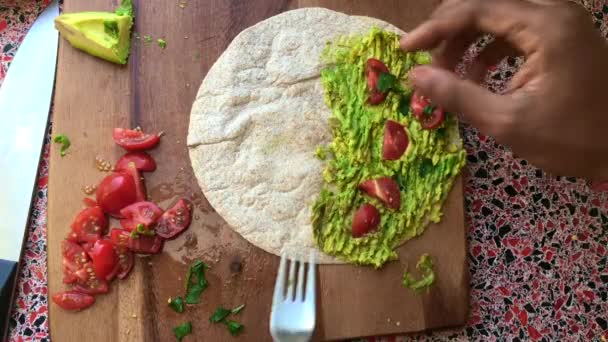 Top Vista Pessoa Fazendo Taco Mexicano Hora Almoço — Vídeo de Stock