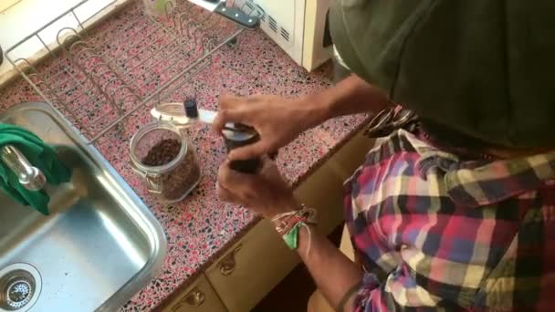 モカ鍋でエスプレッソコーヒーを作るトップビューの人 — ストック動画