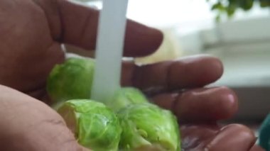 Mutfakta sebze hazırlayan kişinin makro görüntüsü