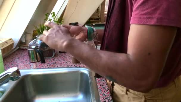 Rendah Melihat Orang Membuat Kopi Espresso Dengan Pot Moka — Stok Video