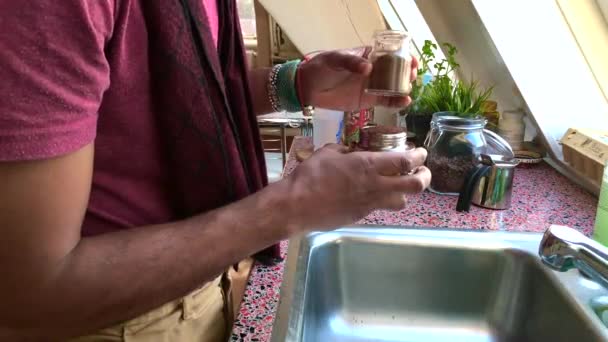 Nízký Pohled Osobu Dělat Kávu Espresso Hrncem Moka — Stock video