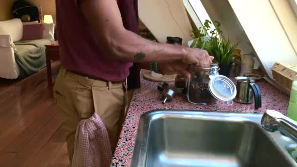 Person Mit Geringer Sicht Mahlt Kaffeebohnen Küche — Stockvideo