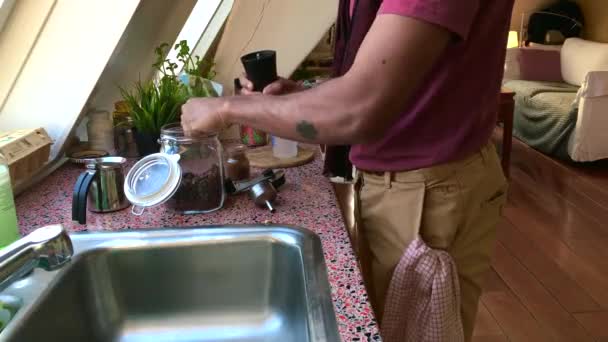 Person Mit Geringer Sicht Mahlt Kaffeebohnen Küche — Stockvideo