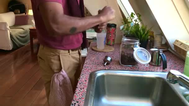 Low View Persoon Malen Koffiebonen Keuken — Stockvideo