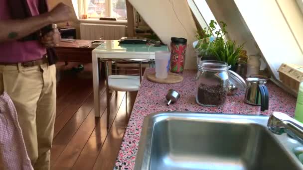 Low View Persoon Malen Koffiebonen Keuken — Stockvideo