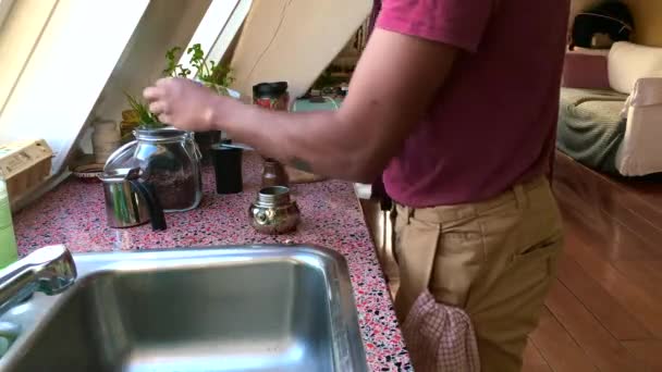 Person Mit Niedriger Sicht Die Espresso Kaffee Mit Einer Mokka — Stockvideo