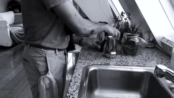 Noir Persona Vista Bassa Macinazione Chicchi Caffè Cucina — Video Stock