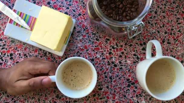 Flache Lage Grad Person Macht Kugelsicheren Kaffee Mit Butter — Stockvideo