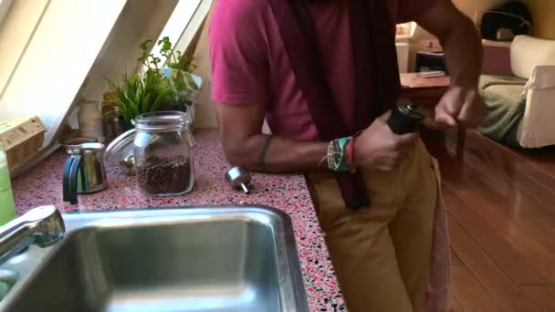 Blick Von Oben Auf Die Person Die Kaffeebohnen Der Küche — Stockvideo