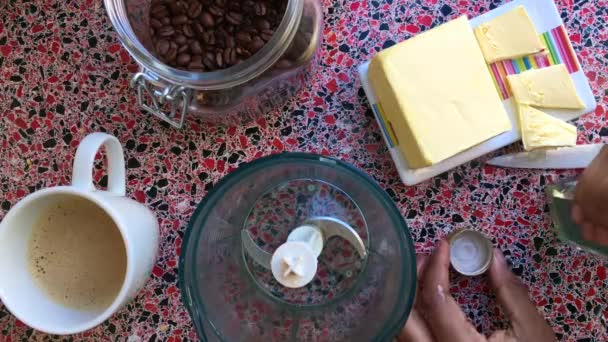 Flache Lage Grad Person Macht Kugelsicheren Kaffee Mit Butter — Stockvideo