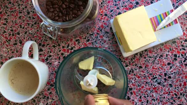 Flache Lage Grad Person Macht Kugelsicheren Kaffee Mit Butter — Stockvideo