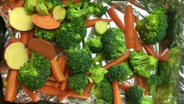 Persona Manos Preparando Verduras Tabla Cortar — Vídeos de Stock