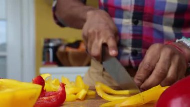 Mutfakta sebze hazırlayan insanları az görüyorum.