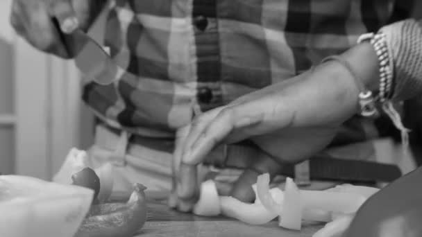 Vista Baja Persona Preparando Verduras Cocina — Vídeos de Stock