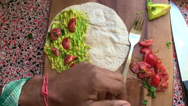 午饭时间做墨西哥玉米卷的顶级人物 — 图库视频影像