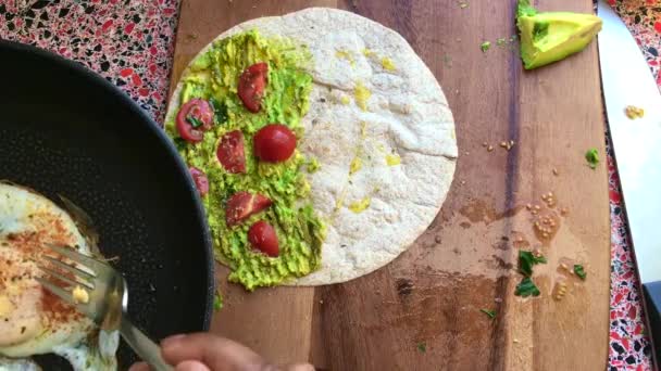 午饭时间做墨西哥玉米卷的顶级人物 — 图库视频影像