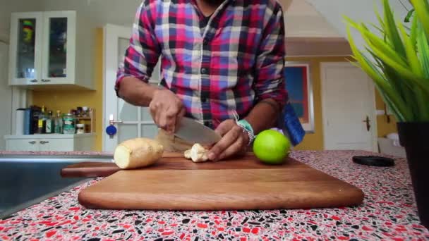 Visão Baixa Pessoa Fazendo Chá Limão Gengibre Cozinha — Vídeo de Stock