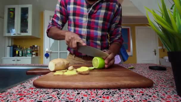 Visão Baixa Pessoa Fazendo Chá Limão Gengibre Cozinha — Vídeo de Stock