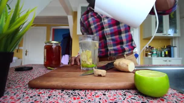 Χαμηλή Προβολή Πρόσωπο Κάνοντας Τζίντζερ Λεμόνι Τσάι Στην Κουζίνα — Αρχείο Βίντεο
