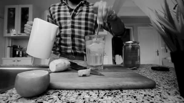 Vue Basse Personne Faisant Thé Citron Gingembre Dans Cuisine — Video