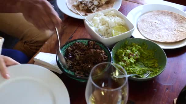 Vista Dall Alto Della Coppia Che Mangia Burrito Casa — Video Stock