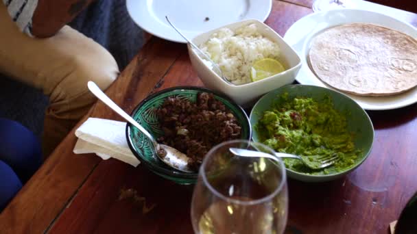 Çiftin Evde Burrito Yediği Iyi Manzara — Stok video