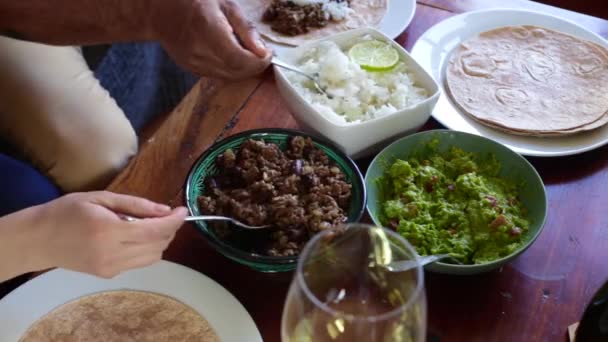 Vista Dall Alto Della Coppia Che Mangia Burrito Casa — Video Stock