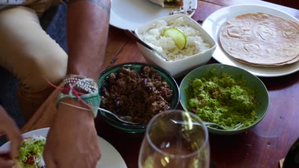Çiftin Evde Burrito Yediği Iyi Manzara — Stok video