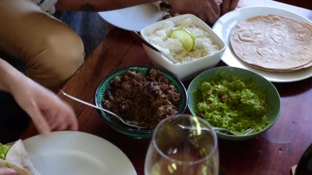 Vista Dall Alto Della Coppia Che Mangia Burrito Casa — Video Stock