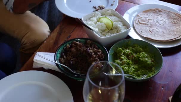 Vista Superior Pareja Comiendo Burrito Casa — Vídeo de stock