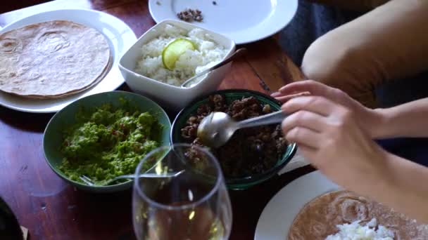 Top Kilátás Pár Eszik Burrito Étkezés Otthon — Stock videók
