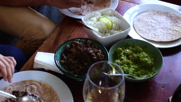 Top Uitzicht Van Paar Met Een Burrito Maaltijd Thuis — Stockvideo
