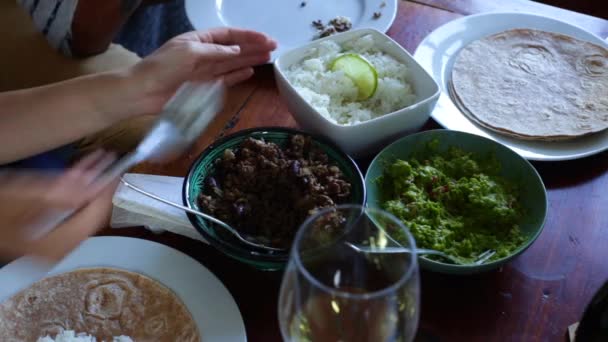 Top Uitzicht Van Paar Met Een Burrito Maaltijd Thuis — Stockvideo