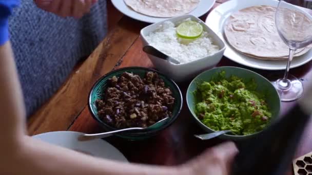 Vista Dall Alto Della Coppia Che Mangia Burrito Casa — Video Stock