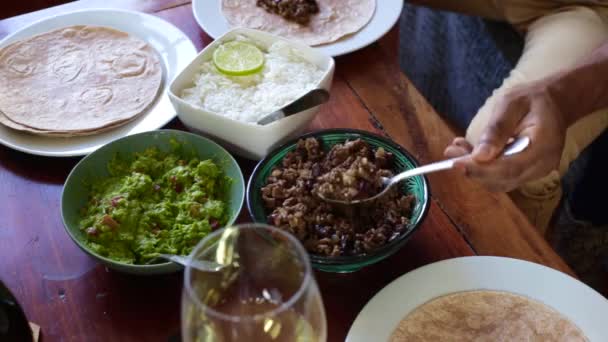 Vue Dessus Couple Qui Mange Burrito Maison — Video