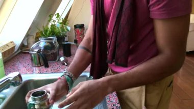 Düşük görüşlü biri moka demliğiyle espresso yapıyor.