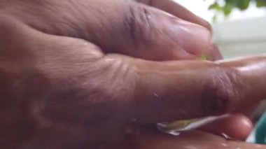 Vejetaryen yemeği için sebze yıkayan insan görüntüsü